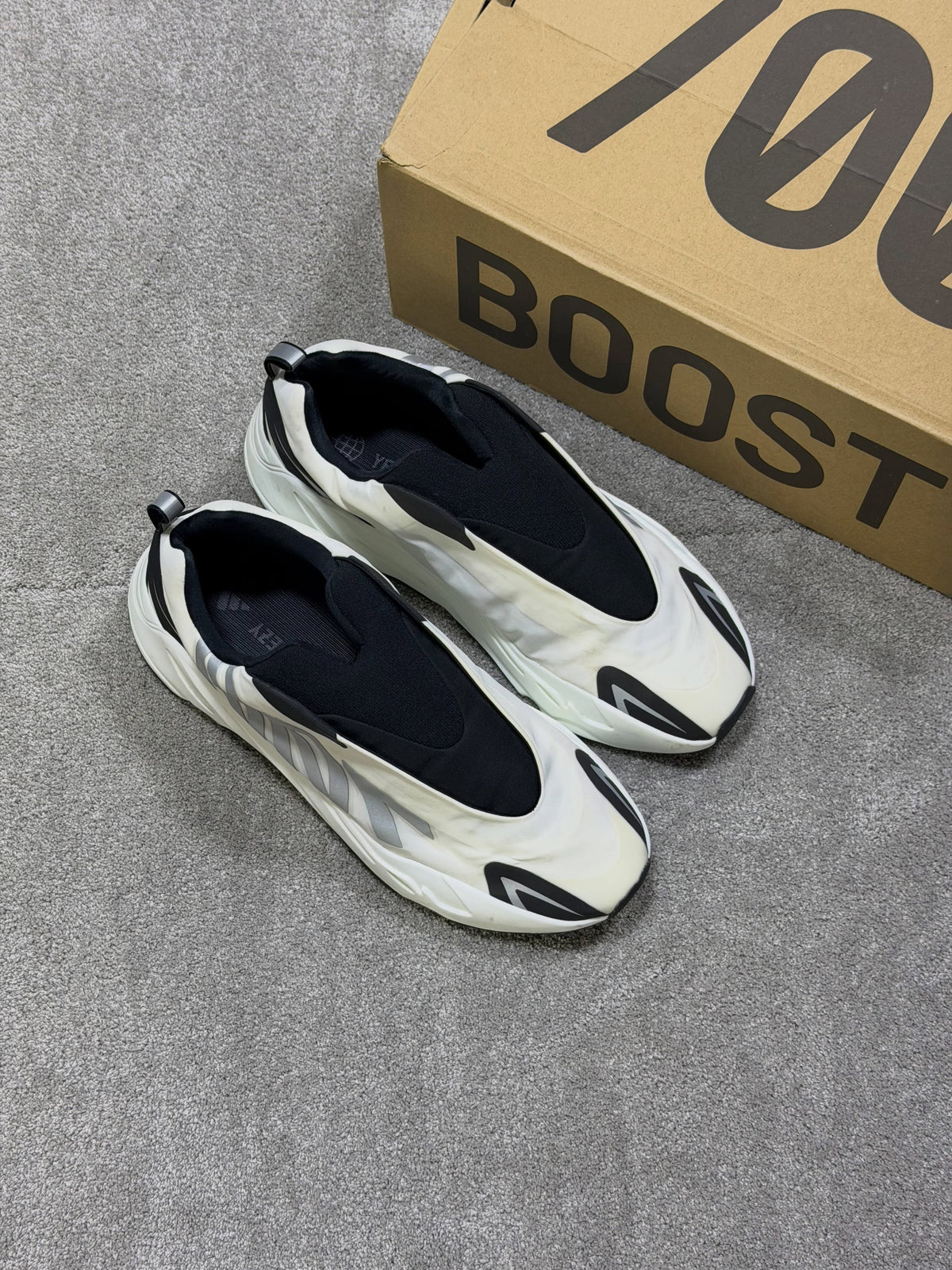Yeezy 700 MNVN Analog
