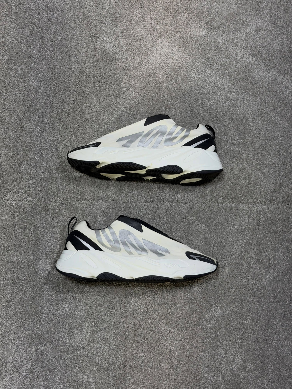 Yeezy 700 MNVN Analog