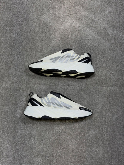 Yeezy 700 MNVN Analog