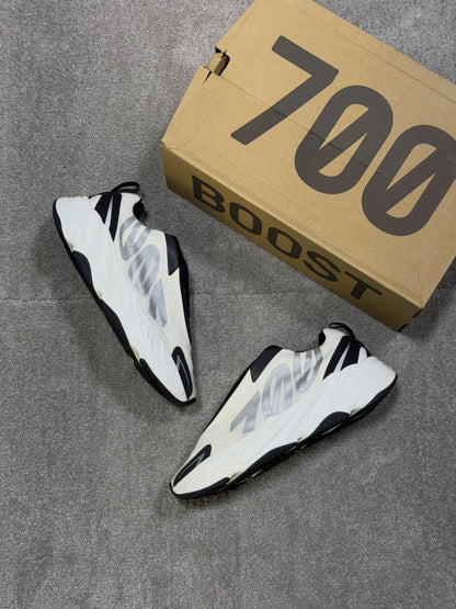 Yeezy 700 MNVN Analog