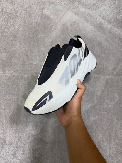 Yeezy 700 MNVN Analog